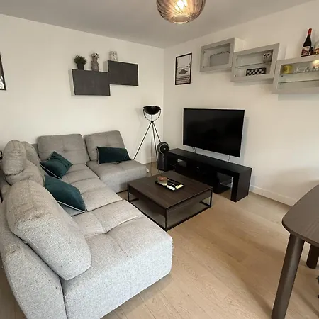 Apartment 2-bedroom - Near Park *